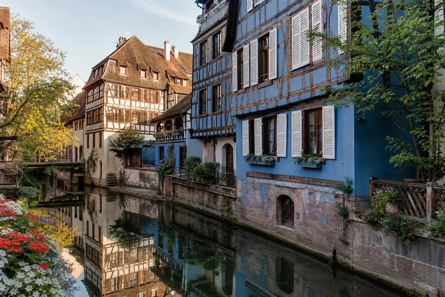 Maisons à colombages bleutées au bord de l’Ill, quartier de la Petite France à Strasbourg, un matin de semaine
